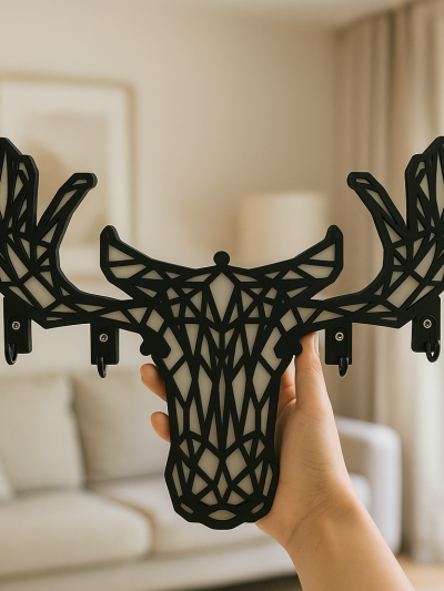 Elde tutulan boyutlu geometrik geyik figürlü siyah MDF anahtarlık askısı, katmanlı gövde ve çoklu kanca detayı