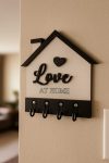 Love At Home yazılı siyah beyaz MDF ev tasarımlı duvar anahtarlık askısı 4 kancalı