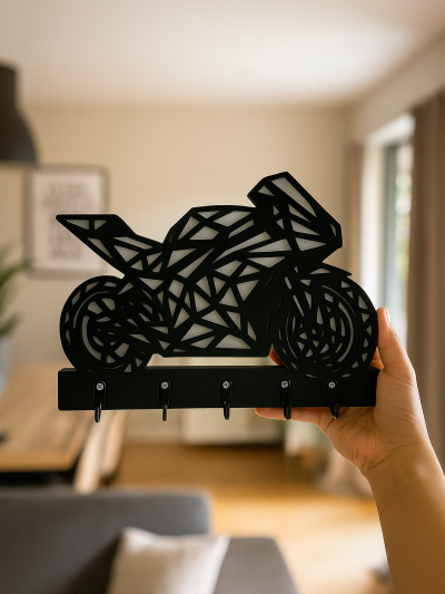 Elde tutulan geometrik motosiklet figürlü siyah MDF anahtarlık askısı, alt kısmında çoklu kancalar bulunan dekoratif organizer